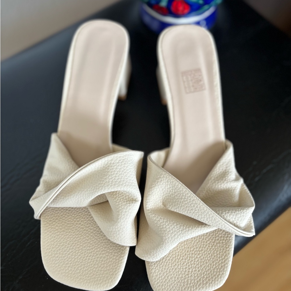 Women’s Trendy Slip on Shoes Size 7 NWOT